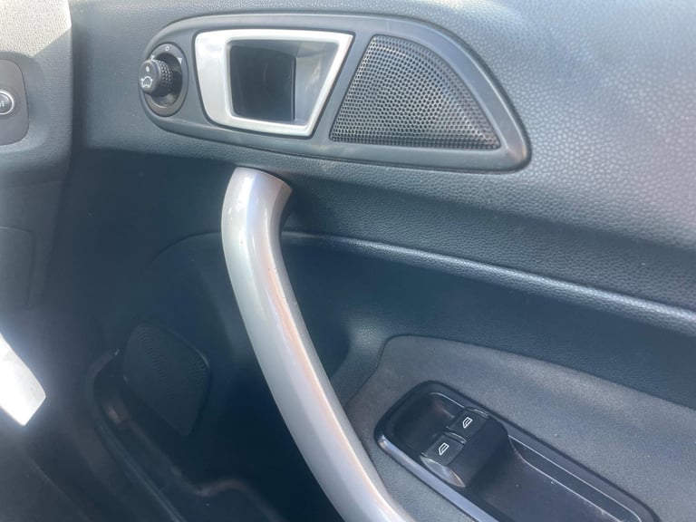 FORD FIESTA 1.2 ZETEC 12 REG WHITE 3 DOOR 12 MONTHS MOT TAX £165 LOW INSURANCE 50+MPG