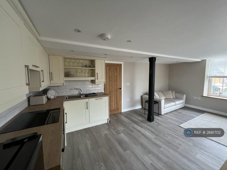 1 bedroom flat in Bull Ring, Deddington, Banbury, OX15 (1 bed) (#2681702)