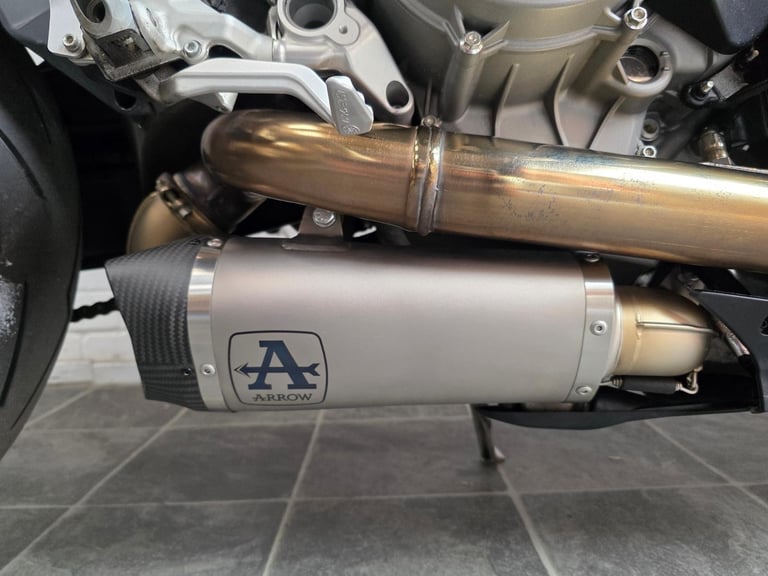 Ducati Streetfighter 955 V2