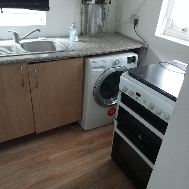 Studio flat 1 minute walk to wood street station