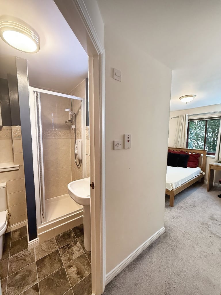 Beautiful Ensuite Room for Rent – Edinburgh City Centre ✨