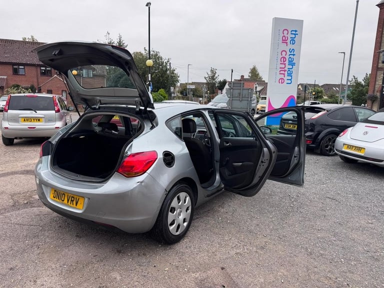 2010 Vauxhall Astra 1.6 16v Exclusiv Hatchback 5dr Petrol Manual Euro 5 (115 ps) Hatchback Petrol...