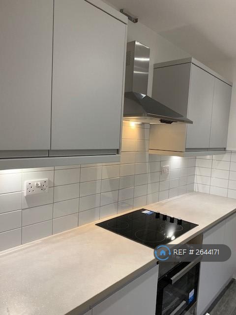 1 bedroom flat in Adrian Square, Westgate-On-Sea, CT8 (1 bed) (#2644171)