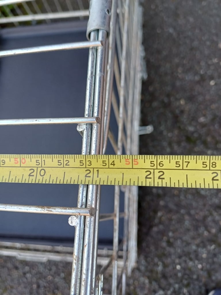 MEDIUM SIZE GALVANISED DOG CAGE 30 INCH £20 NO OFFERS DARWEN BB3 0DU 