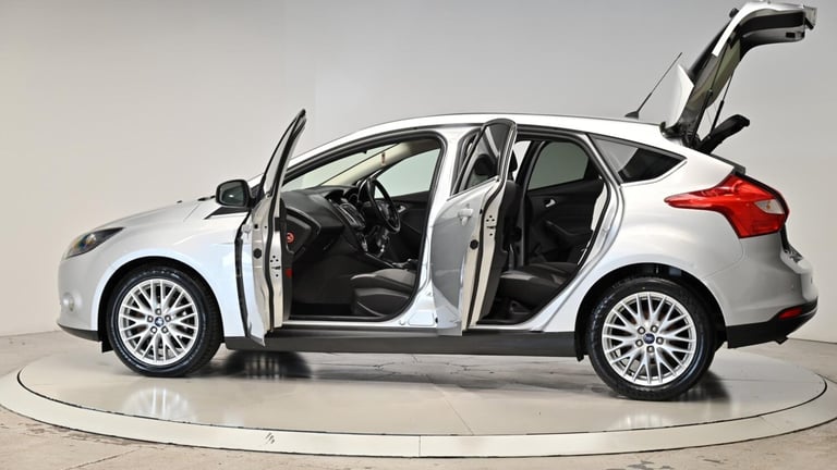 2014 Ford Focus 1.6 TDCi Zetec Euro 5 (s/s) 5dr HATCHBACK Diesel Manual