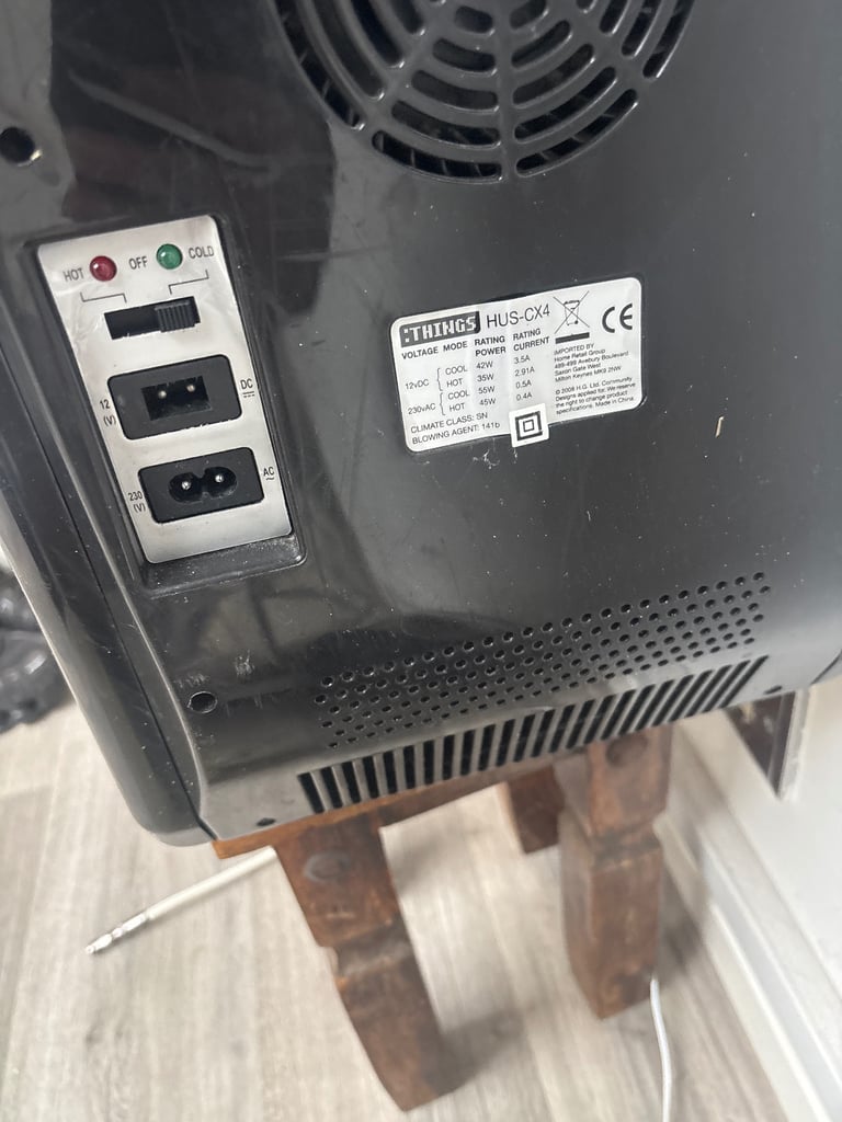 12v and mains hot and cold fridge ideal for camper
