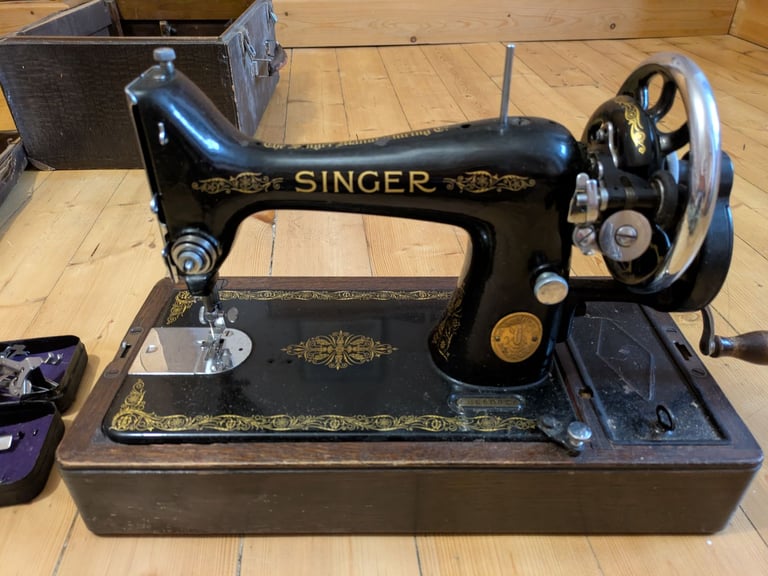 Vintage Hand crank Singer 28K sewing machine
