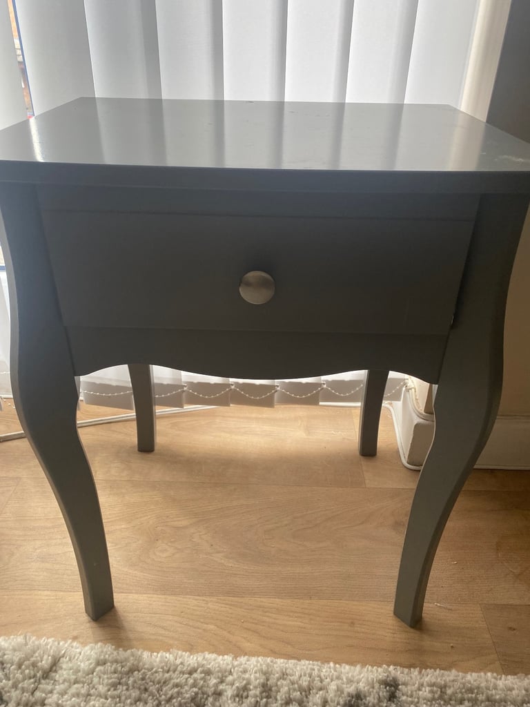 Good condition chest of drawers and bedside table 