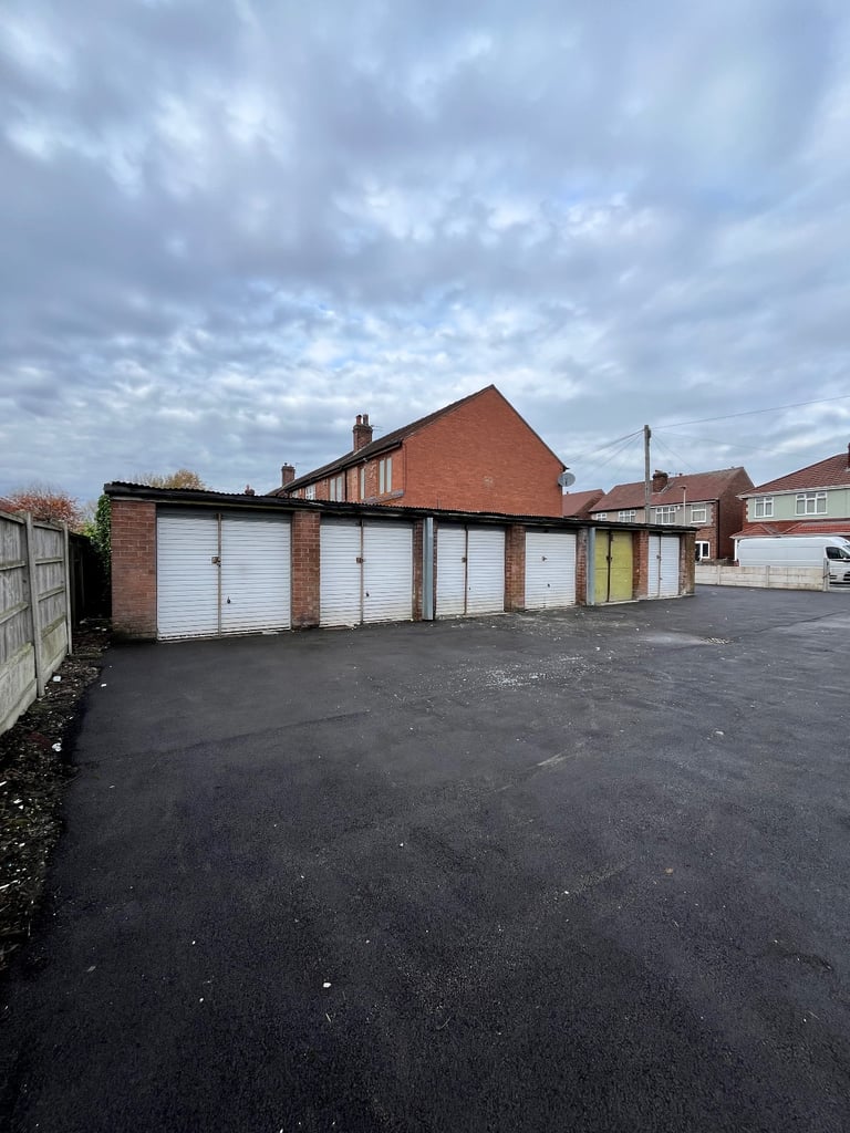 Garage To Rent 2.1m x 6m - Leigh
