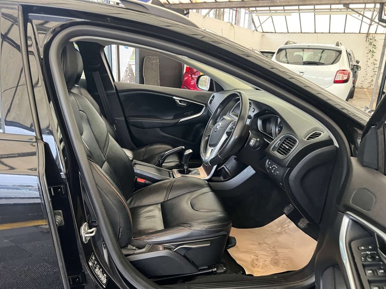 2015 Volvo V40 D2 [120] Cross Country Lux 5dr HATCHBACK DIESEL Manual