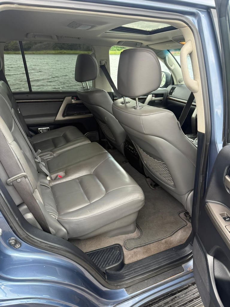 Toyota Land Cruiser v8
