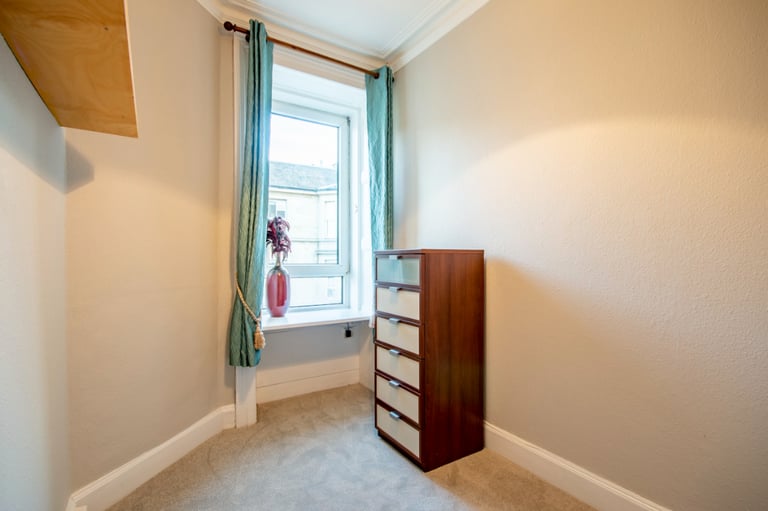 Superb, 2-bedroom, top floor flat with box room located in Fountainbridge – available June 2023