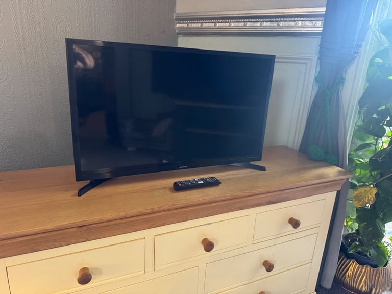 image for 32" Samsung smart tv in excellent condition 