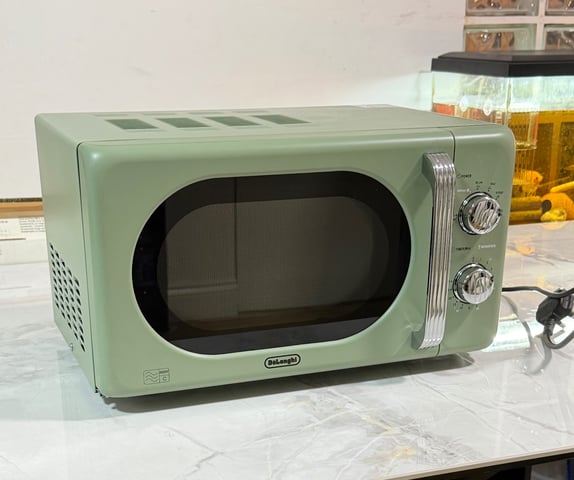 De'Longhi Argento Flora 800W Standard Microwave Sage Green in