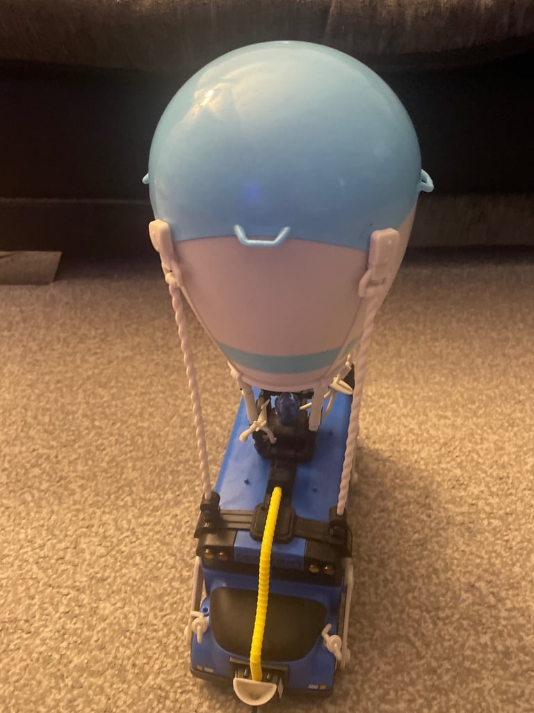 Fortnite battle bus and figures