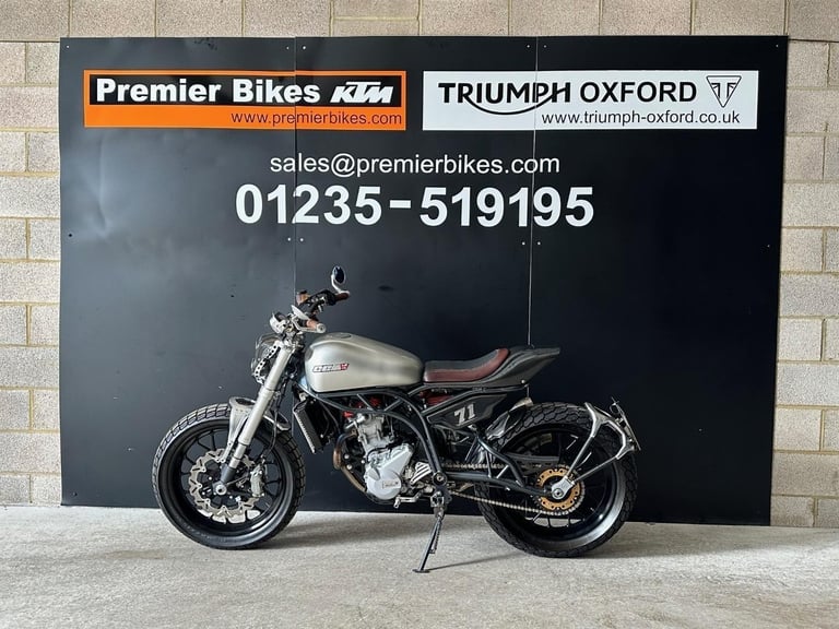 STUNNING LOW MILEAGE 2019/69 CCM SPITFIRE FLAT TRACKER