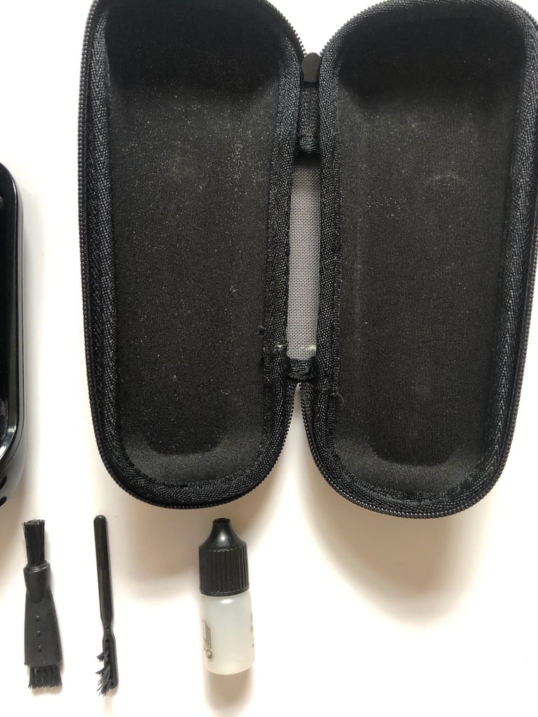  Braun Black CoolTec  Men’s Electric Razor Charging unit, carrying case and cleaning brushes. 