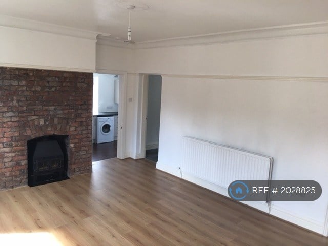 2 bedroom flat in Highfield Road, Widnes, WA8 (2 bed) (#2028825)