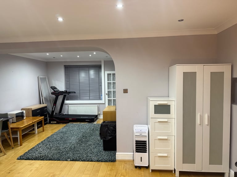 🌸 Master Twin Room for Rent – SL2 Area 🌸 for 2 occupants 