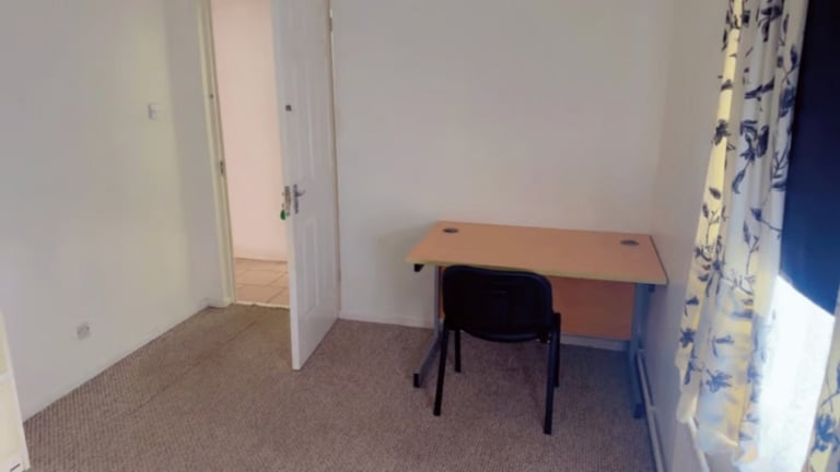 Spacious and Cosy Double Room for Rent in - RH11 6AL