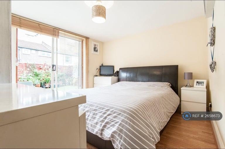 2 bedroom flat in Gilbey Road, London, SW17 (2 bed) (#2658673)