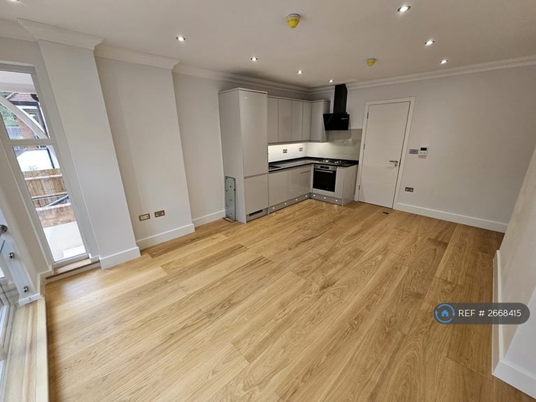 1 bedroom flat in Chatsworth Road, London, NW2 (1 bed) (#2668415)