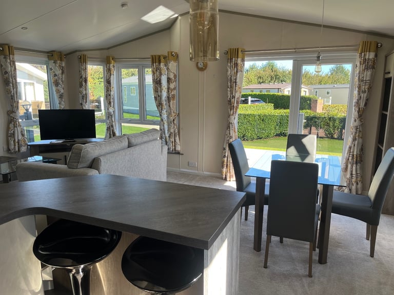 Atlas Lilac Lodge 40x20x2 bedroom