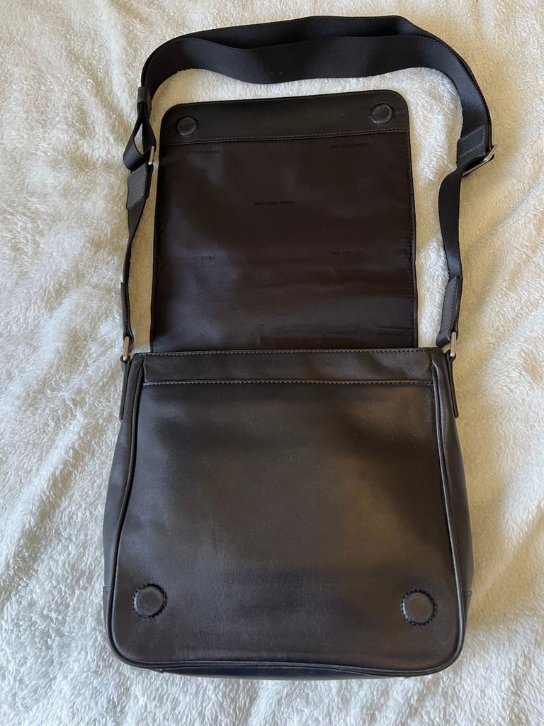 Michael Kors Bag looks stunning official label inside NEW