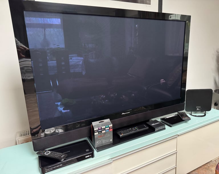 Pioneer 50in HD Ready Plasma TV Package with accessories in immaculate condition 