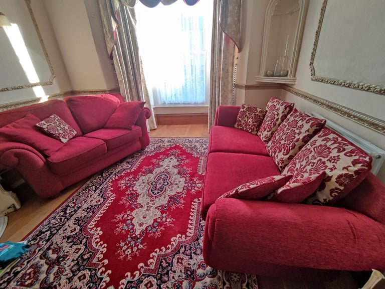 BEAUTIFUL SOFA 3 & 2 SEATER + CUSHIONS + LARGE MATCHING RUG **EXCELLENT CONDITION ** WASHABLE 