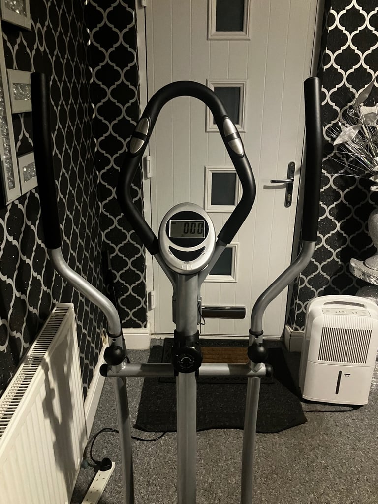 cross trainer in excellent condition can deliver for a small charge