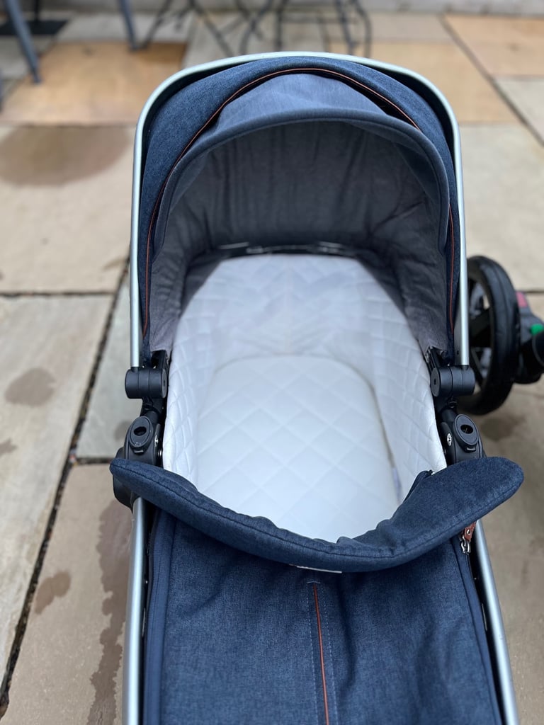 Silver Cross Wave Tandem Pushchair  