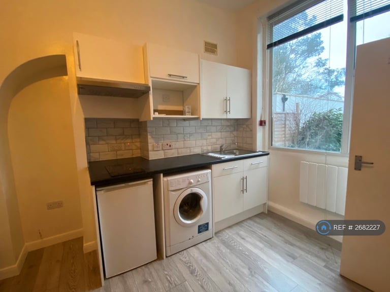 Studio flat in Auckland Road, London, SE19 (#2682227)