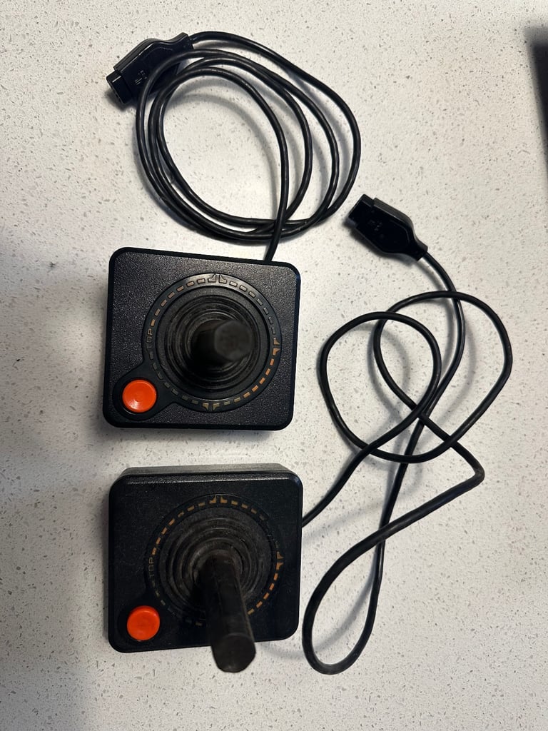 Atari 2600 Woody Game Console With 4 Controllers and multiple games - Untested