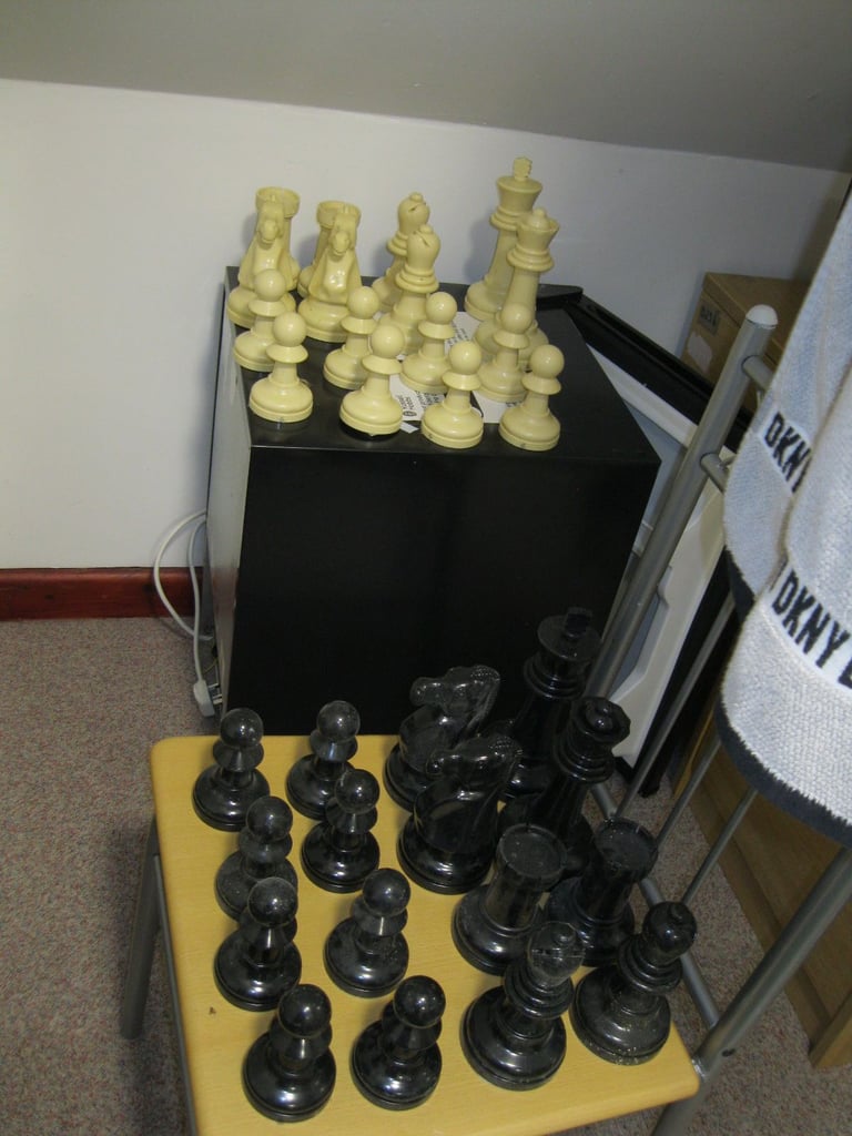 image for LARGE PLASTIC CHESS 32 SET PIECES GUNNISLAKE PL18 9NA