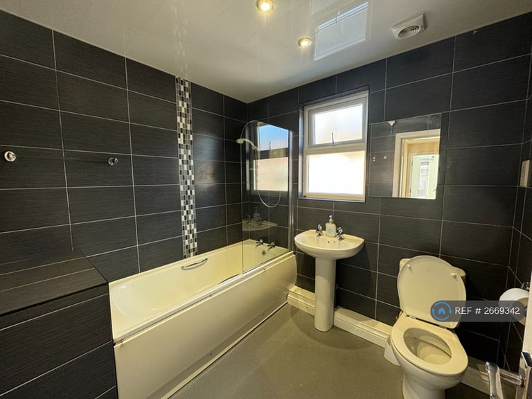 6 bedroom house in Stalbridge Avenue, Liverpool, L18 (6 bed) (#2669342)