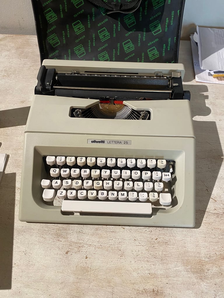 Olivetti Lettera 25 Typewriter