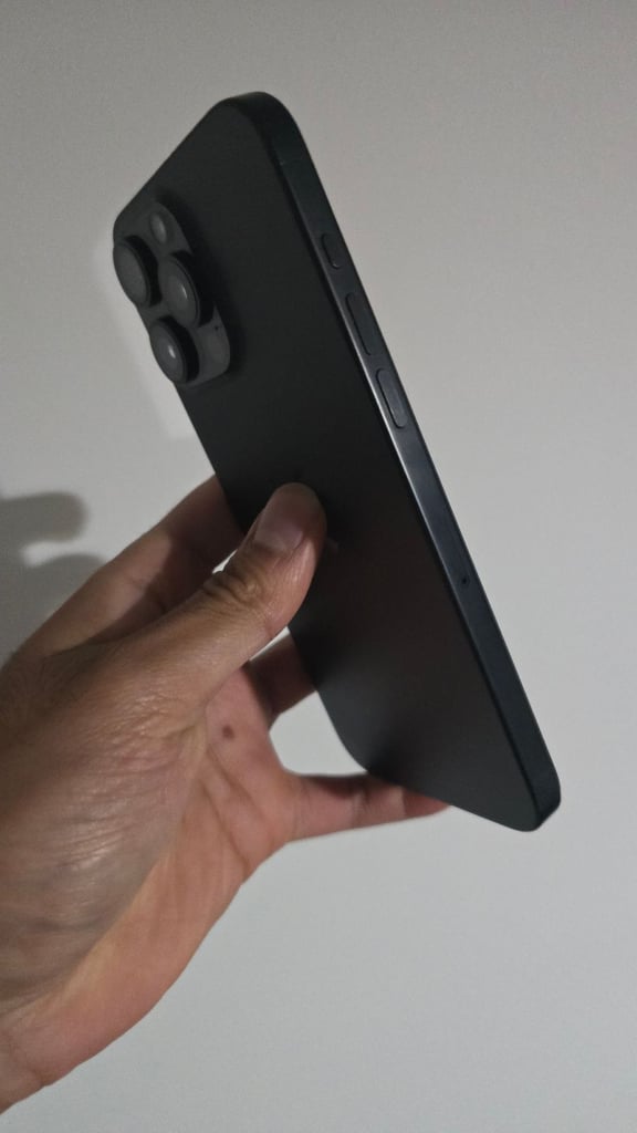 Excellent condition iPhone 15 Pro Max 256gb Black titanium Unlocked Apple 90 days warranty