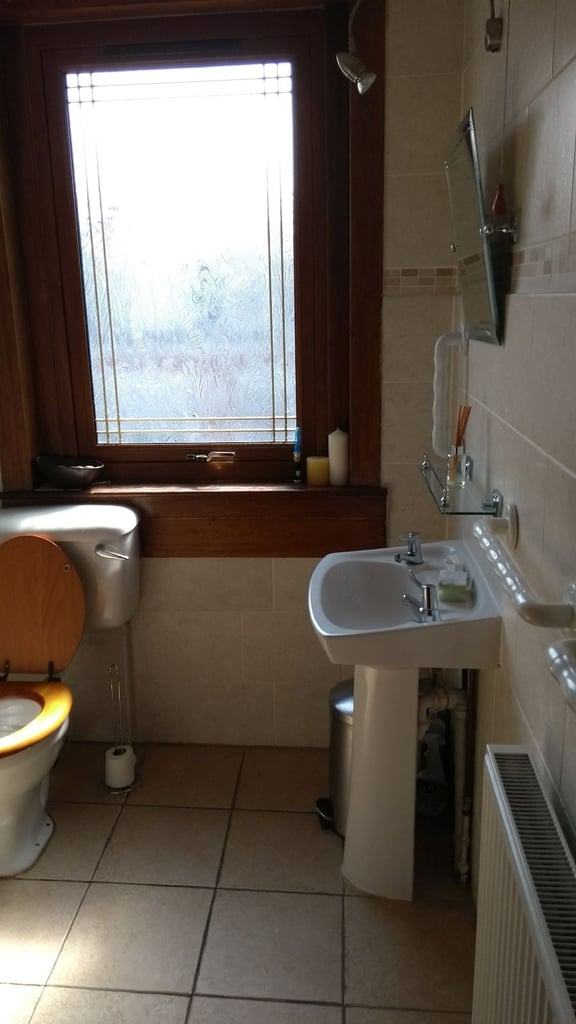 £39.83pw each in large flat 300m from Girvan station (includes Council Tax)