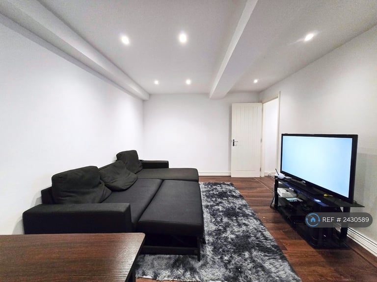 1 bedroom flat in Connaught Towers, Thornton Heath, CR7 (1 bed) (#2430589)