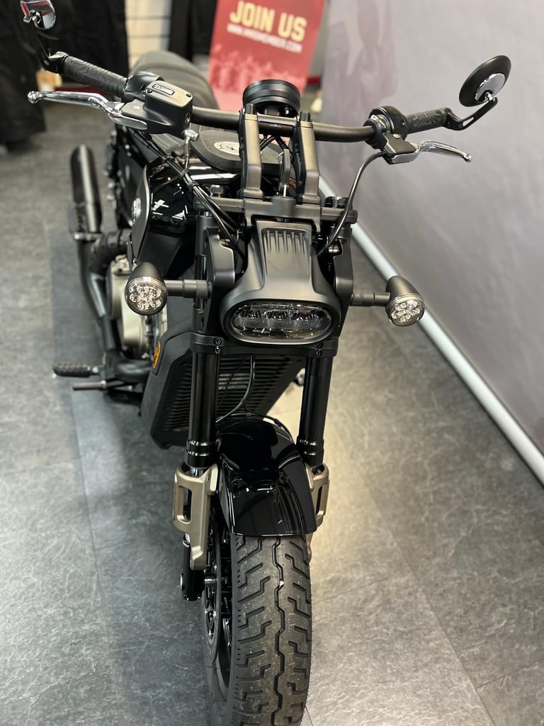 QJ MOTOR SRV 600V 2026 V4 CYLINDER CUSTOM TOP SPEC AND ONLY £5699
