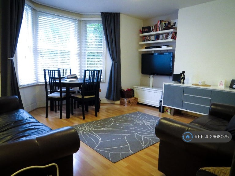 2 bedroom flat in Manor Park, London, SE13 (2 bed) (#2668075)