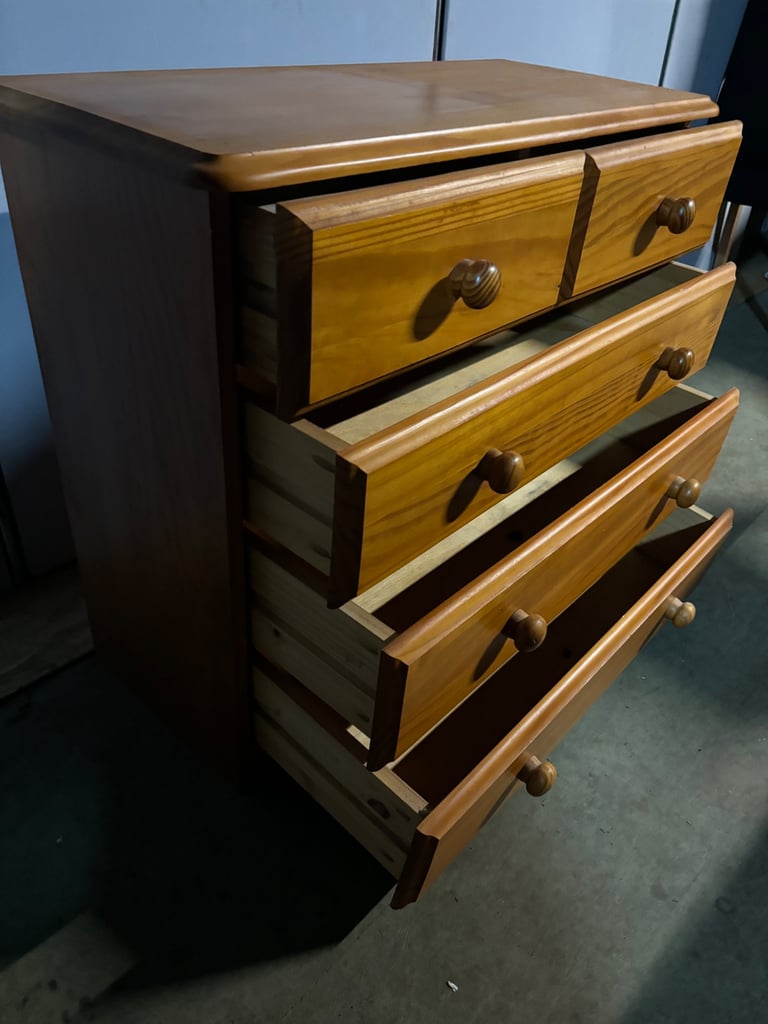 Pine chest of drawers 