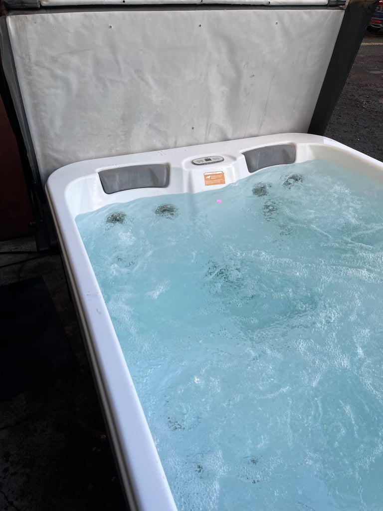 image for Hot tub