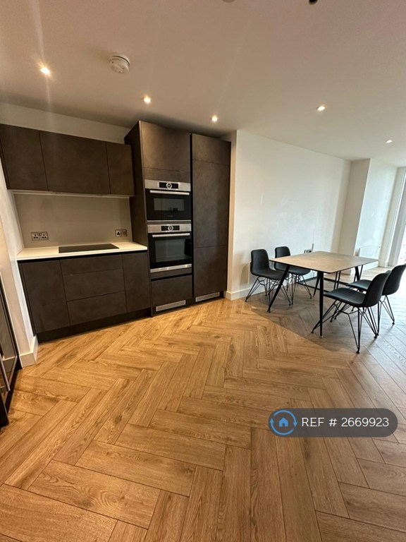 2 bedroom flat in Elizabeth Tower At Crown Street, Manchester, M15 (2 bed) (#2669923)