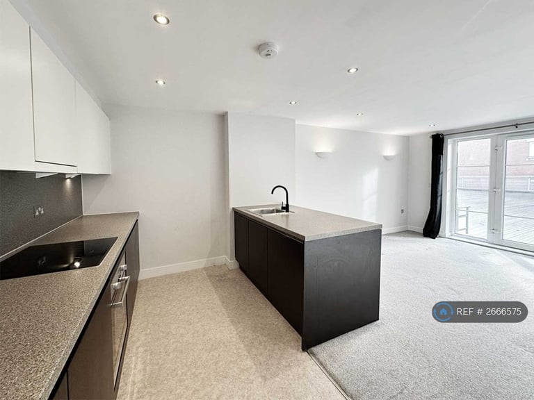 2 bedroom flat in George Street, Prestwich, Manchester, M25 (2 bed) (#2666575)
