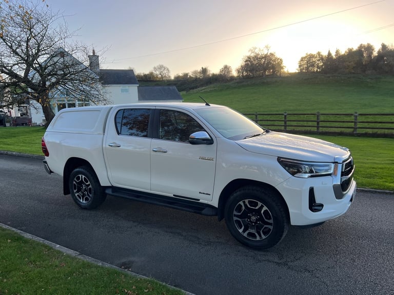 TOYOTA HILUX 2.4 D-4D 150PS INVINCIBLE AUTOMATIC 4X4 PICKUP 71 REG 61,200 MILES