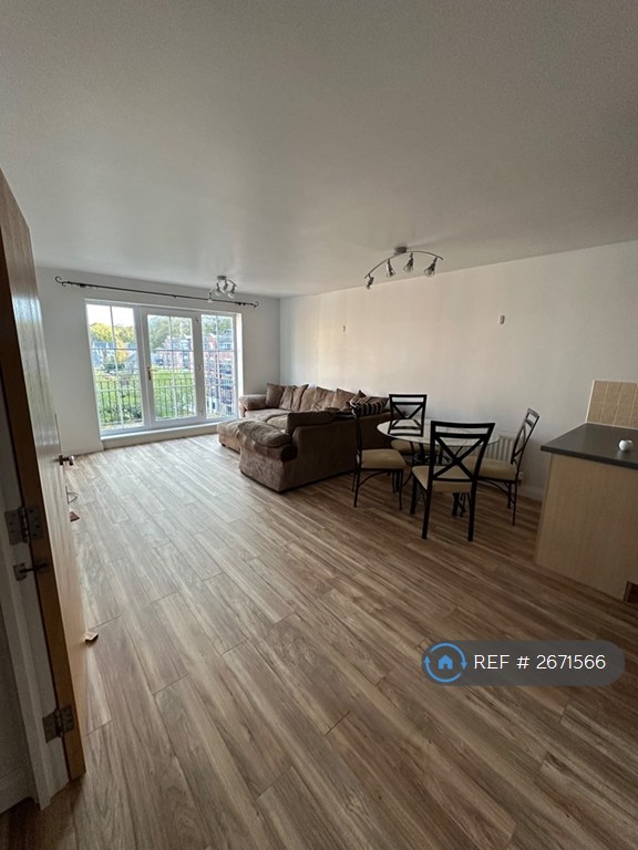 2 bedroom flat in Carisbrooke Road, Leeds, LS16 (2 bed) (#2671566)