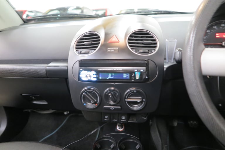 2011 Volkswagen Beetle 1.6 Sola 2dr CONVERTIBLE Petrol Manual