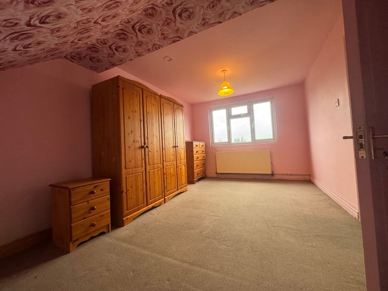 image for Large Loft Bedroom with En-Suite For Rent - Cowbridge Road, Kenton, Harrow, HA3 9QA